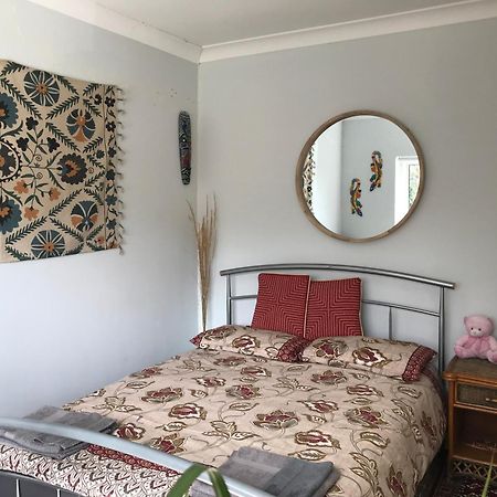 Cozy Double Bedroom In Stunning Bungalow On River Thames - Near Thorpe Park/Royal Holloway University/20Mins From Heathrow Staines-upon-Thames Dış mekan fotoğraf