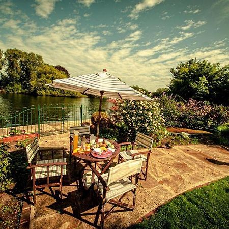 Cozy Double Bedroom In Stunning Bungalow On River Thames - Near Thorpe Park/Royal Holloway University/20Mins From Heathrow Staines-upon-Thames Dış mekan fotoğraf