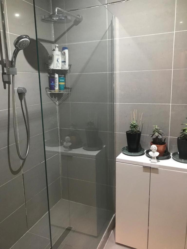 Cozy Double Bedroom In Stunning Bungalow On River Thames - Near Thorpe Park/Royal Holloway University/20Mins From Heathrow Staines-upon-Thames Dış mekan fotoğraf