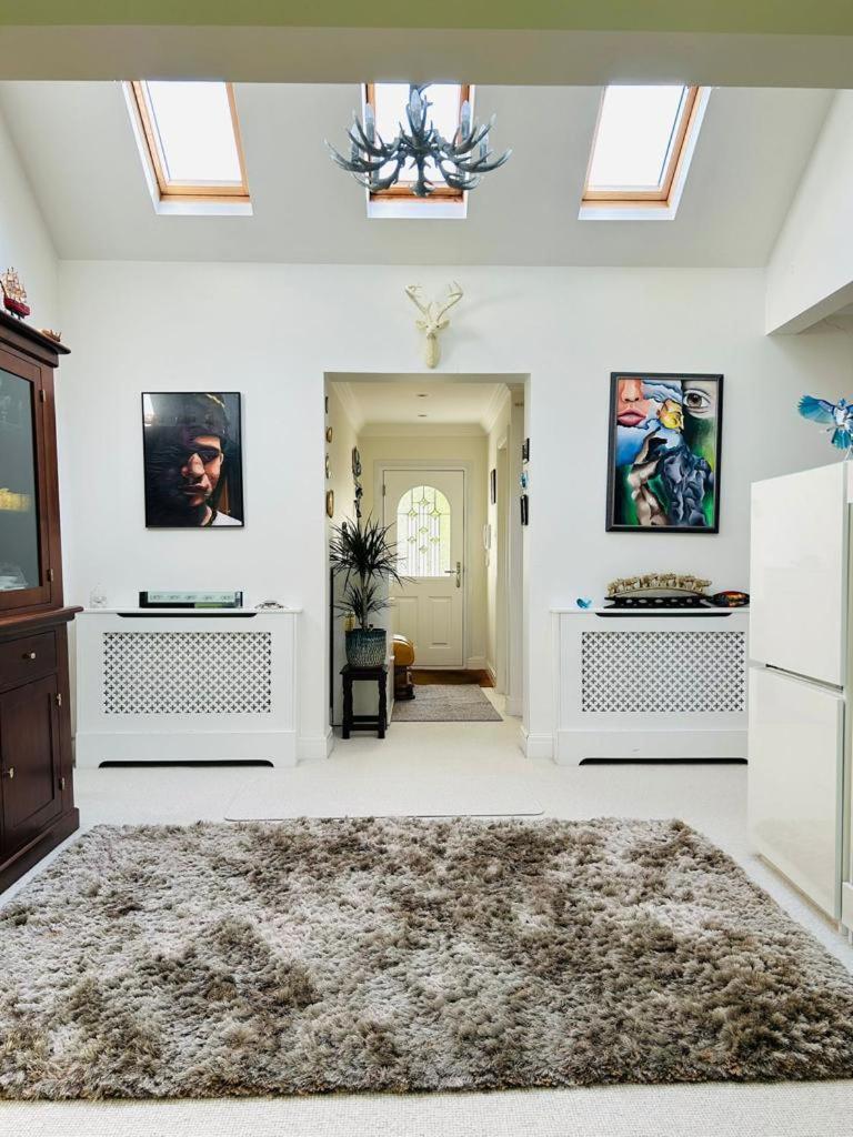 Cozy Double Bedroom In Stunning Bungalow On River Thames - Near Thorpe Park/Royal Holloway University/20Mins From Heathrow Staines-upon-Thames Dış mekan fotoğraf