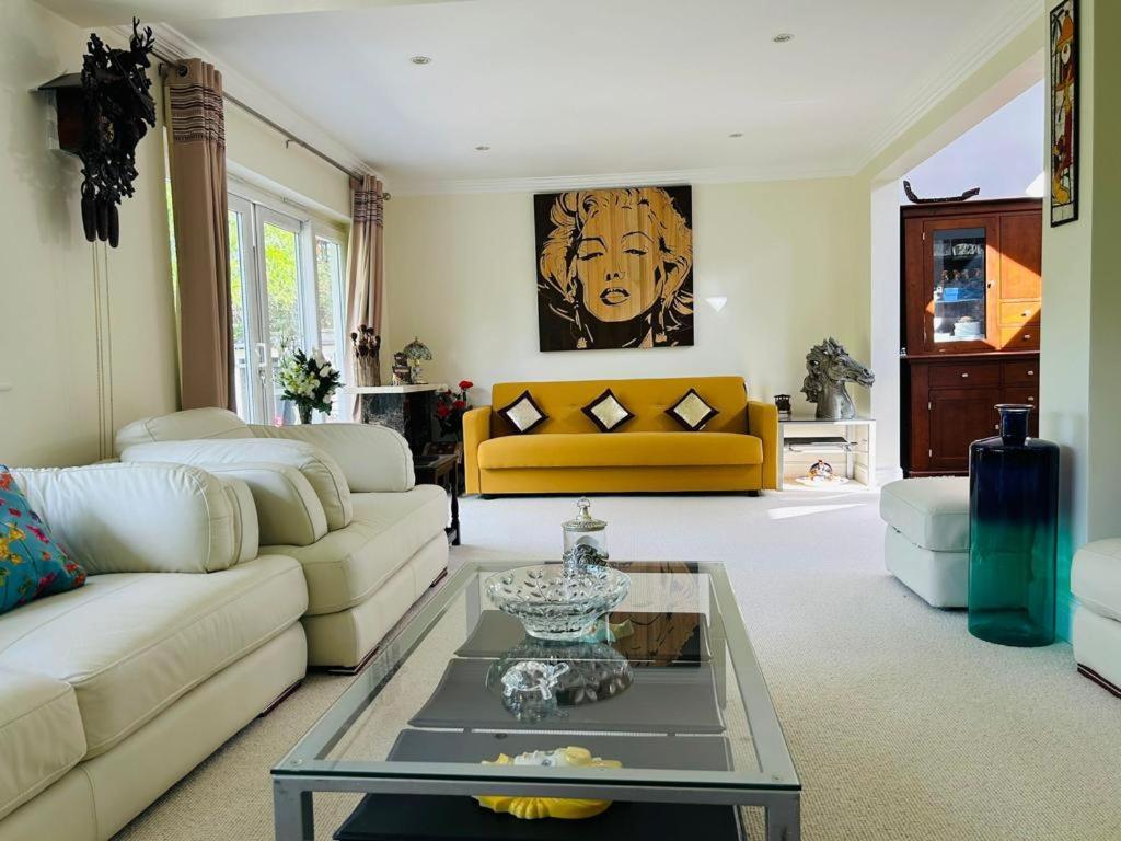 Cozy Double Bedroom In Stunning Bungalow On River Thames - Near Thorpe Park/Royal Holloway University/20Mins From Heathrow Staines-upon-Thames Dış mekan fotoğraf