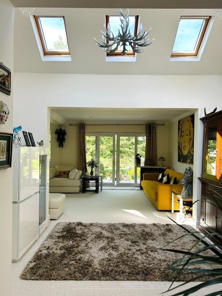 Cozy Double Bedroom In Stunning Bungalow On River Thames - Near Thorpe Park/Royal Holloway University/20Mins From Heathrow Staines-upon-Thames Dış mekan fotoğraf
