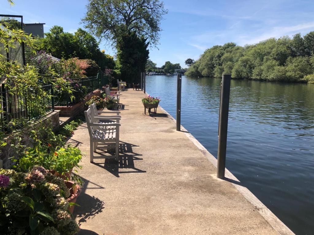 Cozy Double Bedroom In Stunning Bungalow On River Thames - Near Thorpe Park/Royal Holloway University/20Mins From Heathrow Staines-upon-Thames Dış mekan fotoğraf