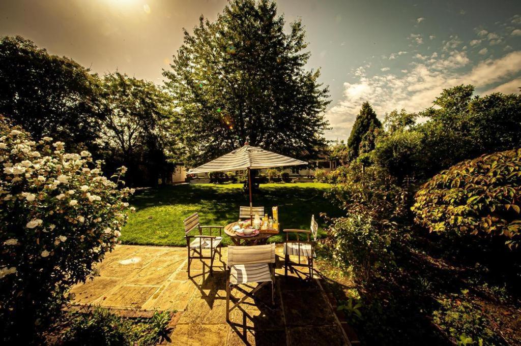 Cozy Double Bedroom In Stunning Bungalow On River Thames - Near Thorpe Park/Royal Holloway University/20Mins From Heathrow Staines-upon-Thames Dış mekan fotoğraf