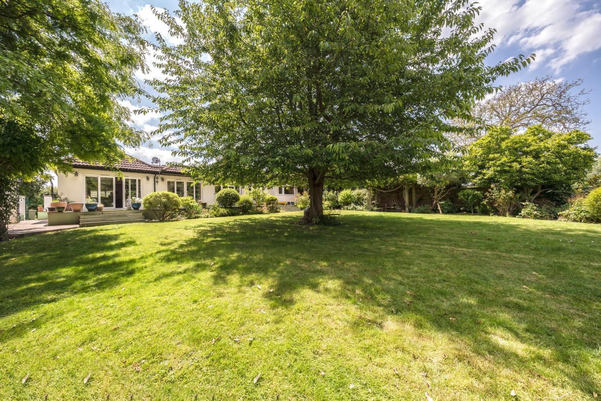 Cozy Double Bedroom In Stunning Bungalow On River Thames - Near Thorpe Park/Royal Holloway University/20Mins From Heathrow Staines-upon-Thames Dış mekan fotoğraf